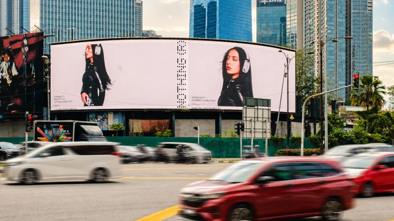 Charli xcx yang telah menyertai Nothing sebagai duta jenama global pertama dan pemegang saham syarikat... kredit AWANI