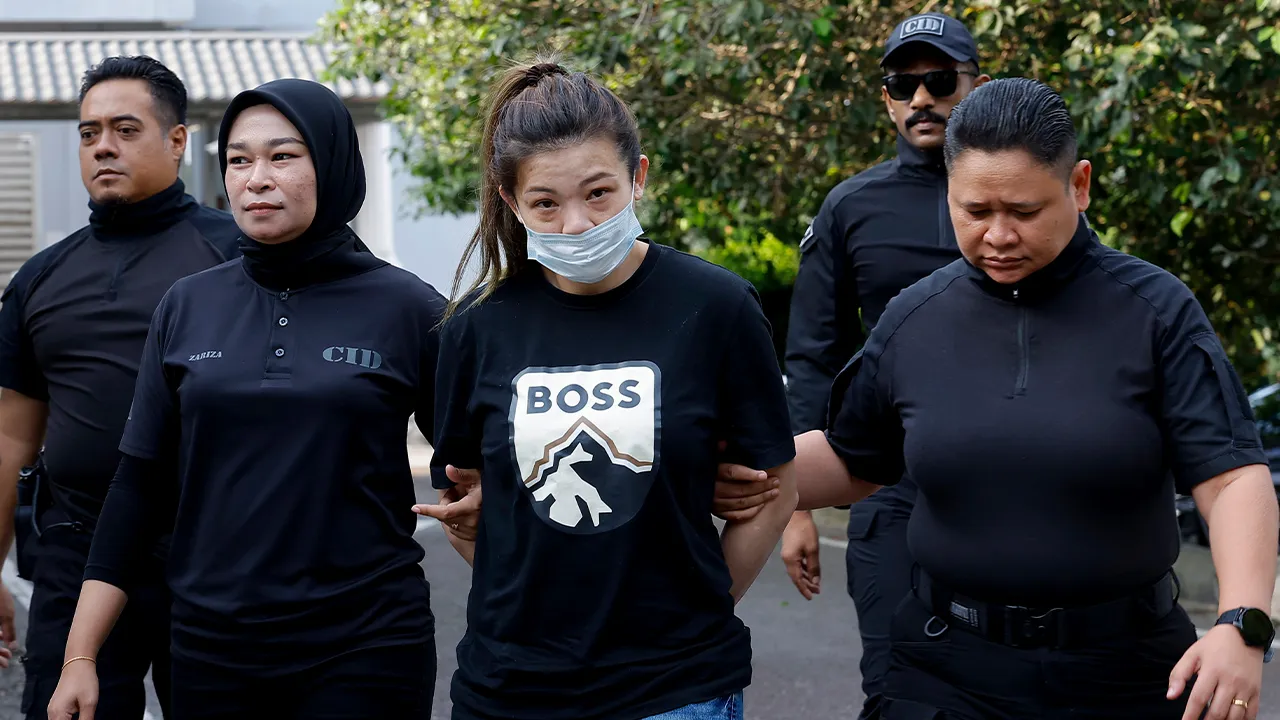 SEPANG, 19 Jun -- Chin Siau Lan, 44, (tengah) didakwa di Mahkamah Majistret hari ini, atas pertuduhan membunuh seorang warganegara Indonesia awal bulan ini.  Tiada pengakuan direkodkan daripada tertuduh memandangkan kes bunuh berada di bawah bidang kuasa Mahkamah Tinggi.  Majistret Khairatul Animah Jelani kemudian menetapkan tarikh sebutan semula kes pada 21 Julai bagi serahan dokumen.  --fotoBERNAMA (2026) HAK CIPTA TERPELIHARA