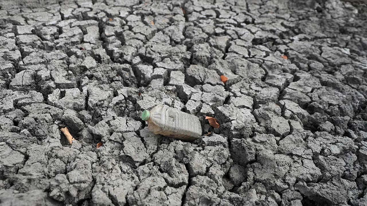 FILE PHOTO: A view of cracked ground at a dam, as Zimbabwe is experiencing an El Nino-induced drought, resulting in malnutrition among children under the age of five, pregnant and lactating women, and adolescents, in Mudzi, Zimbabwe July 2, 2024. REUTERS/Philimon Bulawayo/File Photo