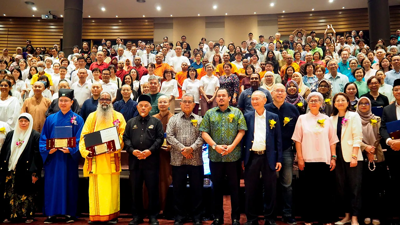 MELAKA, 27 Jun -- Menteri Perpaduan Negara Datuk Aaron Ago Dagang (tengah) bergambar bersama panel dan peserta selepas merasmikan Forum Antarabangsa Keamanan dan Keharmonian Antara Agama Yang Ke-2 (IIPHF II) 2026 hari ini.  -- fotoBERNAMA (2026) HAKCIPTA TERPELIHARA