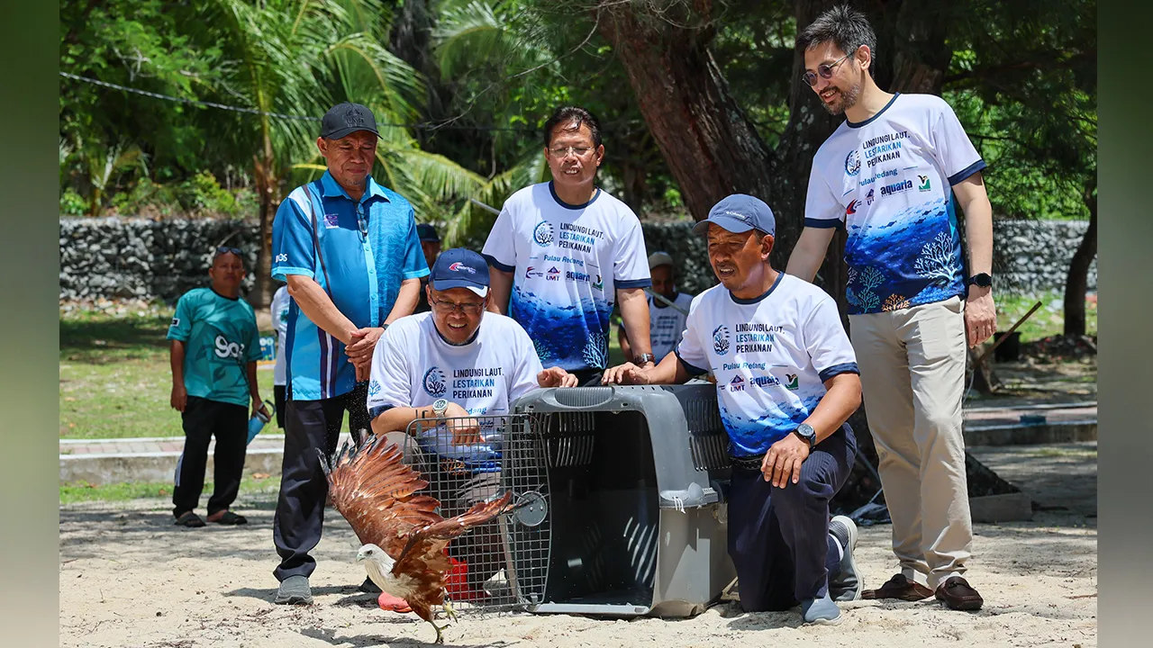 KUALA NERUS, 8 Jun -- Ketua Pengarah Perikanan Malaysia, Datuk Adnan Hussain (duduk, kiri) melepaskan burung helang sebagai simbolik perasmian Hari Laut Sedunia pada Program Sabutan Minggu Laut Sedunia di Taman Laut Pulau Redang, hari ini.  Turut sama Ketua Pengarah Jabatan Perlindungan HidupanLiar dan Taman Negara (Perhilitan) Datuk Abdul Kadir Abu Hashim (duduk, kanan) dan Ketua Pegawai Eksekutif Aquawalk Sdn Bhd, Daryl Foong (kanan).    -- fotoBERNAMA (2026) HAK CIPTA TERPELIHARA