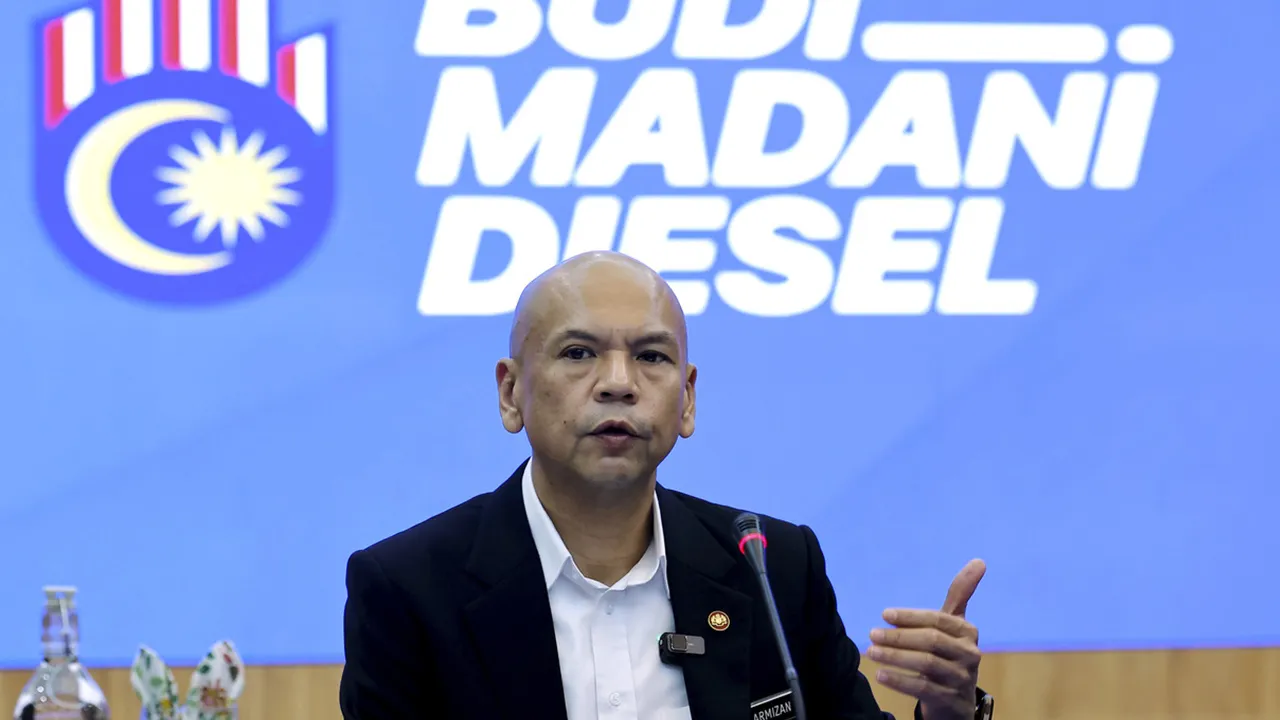 PUTRAJAYA, 22 Jun -- Menteri Perdagangan Dalam Negeri dan Kos Sara Hidup (KPDN) Datuk Armizan Mohd Ali menjawab pertanyaan media pada Sidang Media Pelaksanaan Pembaharuan Penyasaran Subsidi Diesel di Kementerian Kewangan hari ini.  --fotoBERNAMA (2026) HAK CIPTA TERPELIHARA