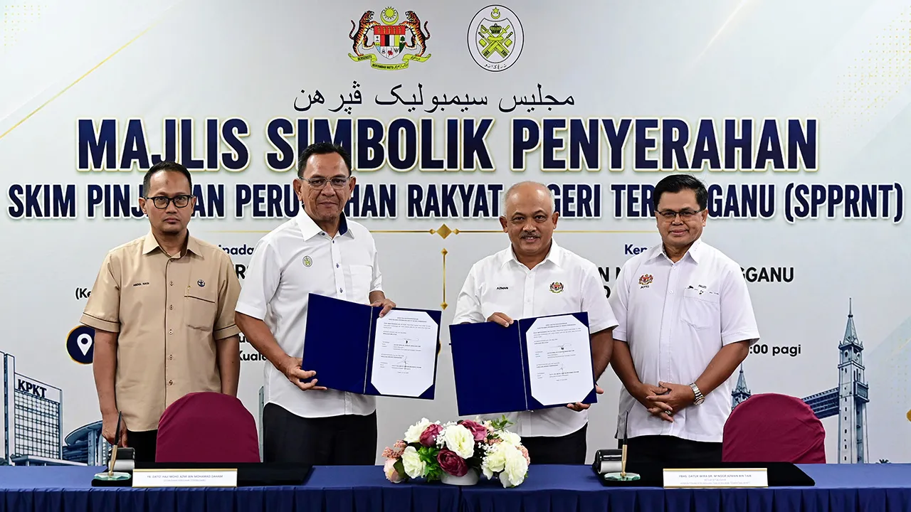 KUALA TERENGGANU, 27 Jun -- Ketua Setiausaha Kementerian Perumahan dan Kerajaan Tempatan (KPKT), Datuk Dr M Noor Azman Taib (dua, kanan) bertukar dokumen perjanjian dengan Setiausaha Kerajaan Terengganu, Datuk Mohd Azmi Mohamad Daham (dua, kiri) pada Majlis Simbolik Penyerahan Skim Pinjaman Perumahan Rakyat Negeri Terengganu (SPPRNT) di Wisma Darul Iman hari ini.  KPKT telah meluluskan sebanyak 941 permohonan pinjaman dengan kos pembiayaan bernilai RM18.8 juta di bawah SPPRNT bagi tempoh 2002 hingga Februar