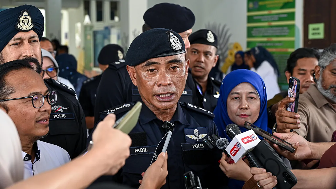 KUALA LUMPUR, 12 Jun -- Ketua Polis Kuala Lumpur, Datuk Fadil Marsus bercakap ketika sidang media selepas Majlis Peluncuran Advokasi Kesedaran Lalu Lintas di SMK Alam Damai hari ini.  --fotoBERNAMA (2026) HAK CIPTA TERPELIHARA