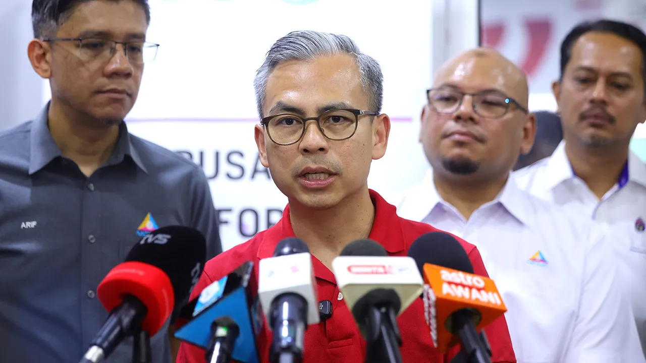 KUALA PILAH, 13 Jun -- Menteri Komunikasi, Datuk Fahmi Fadzil ketika ditemui media selepas program AI @ Nadi di Pusat Sebaran Maklumat Nasional (NADI) Seri Menanti hari ini. --fotoBERNAMA (2026) HAK CIPTA TERPELIHARA