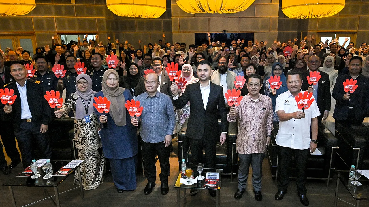 KUALA LUMPUR, 22 Jun -- Timbalan Menteri Sumber Manusia Malaysia Datuk Khairul Firdaus Akbar Khan bergambar bersama peserta pada Majlis Penutupan Seminar Sinergi Nasional Mencegah dan Membasmi Pemerdagangan Orang dan Eksploitasi Pekerja hari ini.  --fotoBERNAMA (2026) HAK CIPTA TERPELIHARA