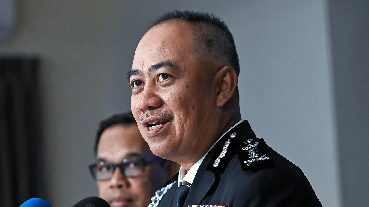 IPOH, 5 Jun -- Ketua Polis Perak yang baharu Datuk Mohd Alwi Zainal Abidin ketika sidang media selepas Majlis Serah Terima Tugas Ketua Polis Perak di Mes Pegawai Kanan Polis Perak hari ini.  Mohd Alwi menggantikan Datuk Noor Hisam Nordin yang menyandang jawatan Pengarah Jabatan Pencegahan Jenayah dan Keselamatan Komuniti Bukit Aman.  --fotoBERNAMA (2026) HAK CIPTA TERPELIHARA