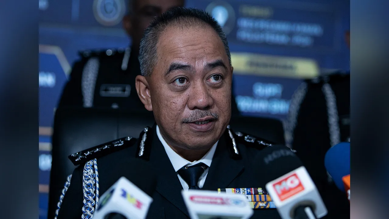 IPOH, 12 Jun -- Ketua Polis Perak Datuk Mohd Alwi Zainal Abidin bercakap ketika sidang media selepas Majlis Serah Tugas Ketua Jabatan Siasatan Jenayah Komersil Perak di Mes Pegawai Kanan Polis Perak hari ini.  --fotoBERNAMA (2026) HAK CIPTA TERPELIHARA