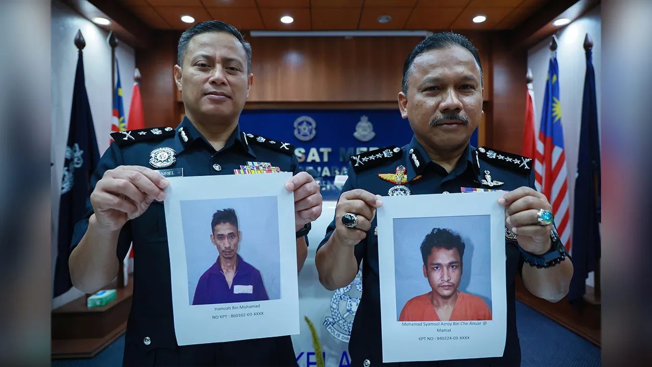 KOTA BHARU, 15 Jun -- Ketua Polis Kelantan Datuk Mohd Yusoff Mamat menjawab (kanan) menunjukkan fotofit suspek yang dikehendaki polis berkaitan kes culik pada sidang media di Ibu Pejabat Polis Kontinjen (IPK) Kelantan hari ini.  --fotoBERNAMA (2026) HAK CIPTA TERPELIHARA