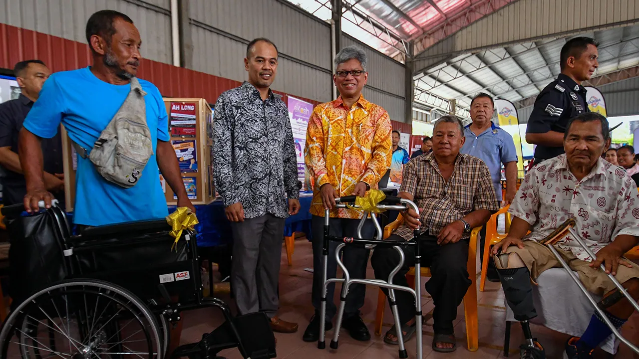 TUMPAT, 6 Jun -- Ketua Pengarah Keselamatan Negara, Datuk Raja Nushirwan Zainal Abidin (tengah) bergambar bersama penerima sumbangan pada Majlis Program Kesepaduan Nasional @ Tumpat di Wat Machimmaram hari ini.  Turut sama Pengarah Majlis Keselamatan Negara (MKN) Kelantan, Datuk Mohd A Aruwan Abd Aziz (tiga, kiri).  --fotoBERNAMA (2026) HAK CIPTA TERPELIHARA