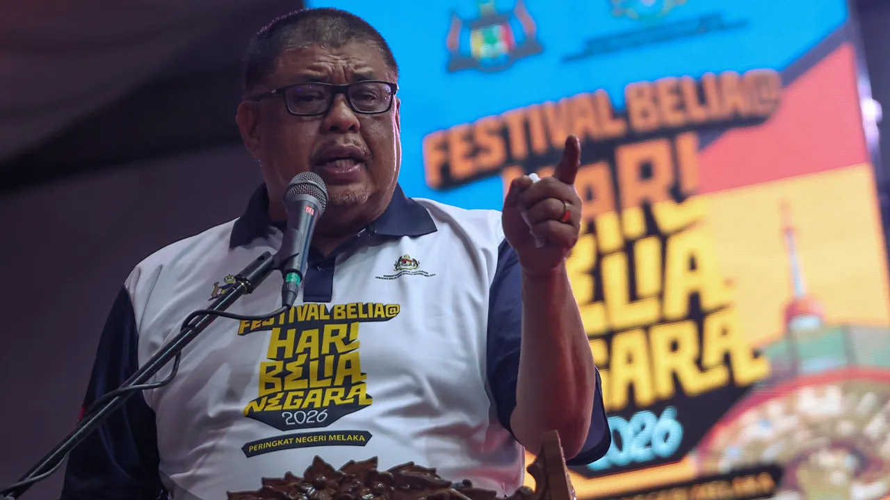 JASIN, 27 Jun -- Ketua Menteri Melaka Datuk Seri Ab Rauf Yusoh semasa menyampaikan ucapan pada majlis Perasmian Festival Belia@Hari Belia Negara peringkat negeri Melaka di Stadium Jasin, hari ini.  --fotoBERNAMA (2026) HAK CIPTA TERPELIHARA