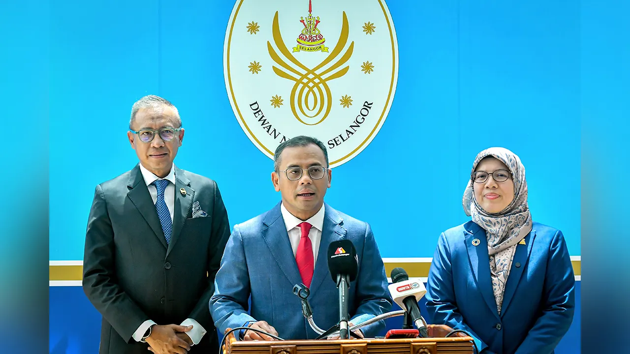 SHAH ALAM, 22 Jun -- Menteri Besar Selangor Datuk Seri Amirudin Shari (tengah) bersama Exco Pembangunan Wanita dan Kebajikan Masyarakat Negeri Selangor Anfaal Saari (kanan) semasa sidang media pengumuman Baucar Kita Selangor di Wisma Dewan Negeri Selangor hari ini.  -- fotoBERNAMA (2026) HAK CIPTA TERPELIHARA