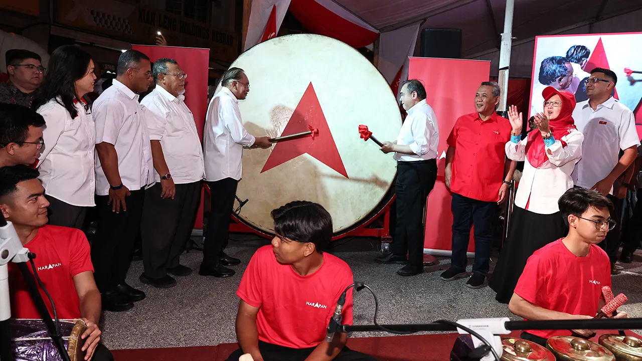 BATU PAHAT, 6 Jun -- Perdana Menteri yang juga Pengerusi Pakatan Harapan Datuk Seri Anwar Ibrahim (empat, kiri) bersama Setiausaha Agung DAP, Anthony Loke (empat, kanan) pada gimik pelancaran Jentera Pilihan Raya Harapan Johor bagi Pilihan Raya Negeri (PRN) Johor ke 16, di Kim’s Park Business Centre hari ini.  --fotoBERNAMA (2026) HAK CIPTA TERPELIHARA