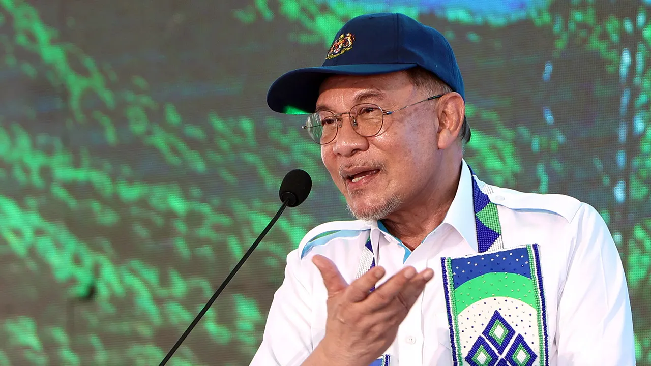 SIPITANG, 13 Jun -- Perdana Menteri Datuk Seri Anwar Ibrahim ketika menyampaikan ucapan perasmian Peluncuran Projek Sabah Southern Madani Link di Kompleks Persatuan Kebudayaan Lundayeh Sabah jari ini.  -- fotoBERNAMA (2026) HAK CIPTA TERPELIHARA.