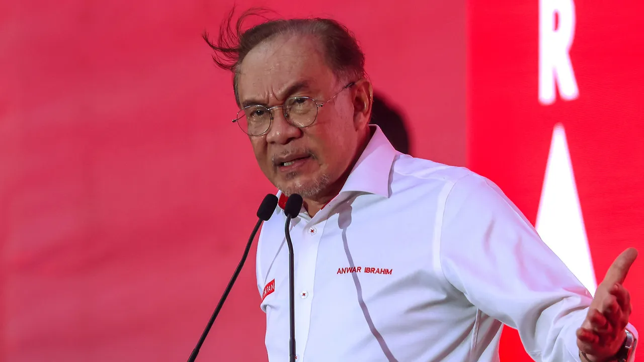 TANGKAK, 22 Jun -- Perdana Menteri Datuk Seri Anwar Ibrahim semasa menyampaikan ucapan pada majlis Pengumuman Calon Pakatan Harapan Pilihan Raya Negeri Johor Ke-16 di Bukit Gambir, hari ini.  --fotoBERNAMA (2026) HAK CIPTA TERPELIHARA
