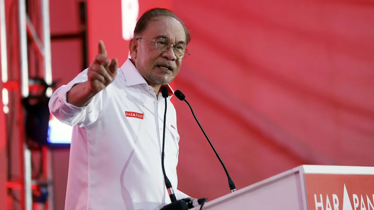 MUAR, 22 Jun -- Perdana Menteri Datuk Seri Anwar Ibrahim merangkap Pengerusi Pakatan Harapan (PH) berucap pada Majlis Pengumuman Calon PH sempena Pilihan Raya Negeri (PRN) Johor Ke-16 di Padang Bukit Gambir Extreme Park, malam ini.  --fotoBERNAMA (2026) HAK CIPTA TERPELIHARA