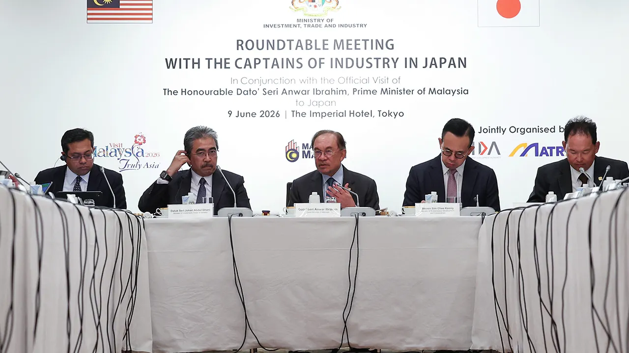 KUALA LUMPUR, June 9 -- Prime Minister Datuk Seri Anwar Ibrahim, who is also the Finance Minister, participates in a roundtable meeting with Japanese captains of industry during his official visit to Japan today.  Also present were Minister of Investment, Trade and Industry Datuk Seri Johari Abdul Ghani and Minister of Entrepreneur Development and Cooperatives Steven Sim Chee Keong.  --fotoBERNAMA (2026) COPYRIGHT RESERVED