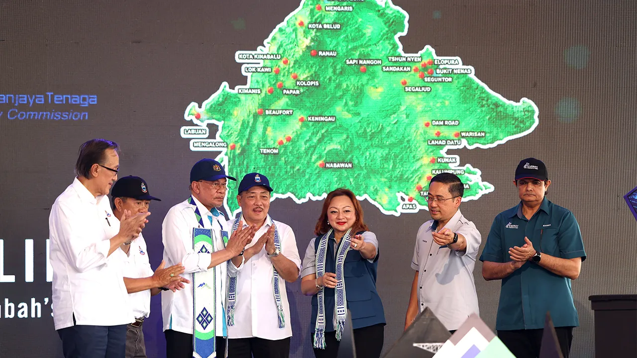 SIPITANG, 13 Jun -- Perdana Menteri Datuk Seri Anwar Ibrahim (tiga kiri) pada majlis perasmian Peluncuran Projek Sabah Southern Madani Link di Kompleks Persatuan Kebudayaan Lundayeh Sabah jari ini.Turut sama, Ketua menteri Sabah Datuk Seri Hajiji Noor (empat kiri). -- FotoBERNAMA (2026) HAK CIPTA TERPELIHARA.