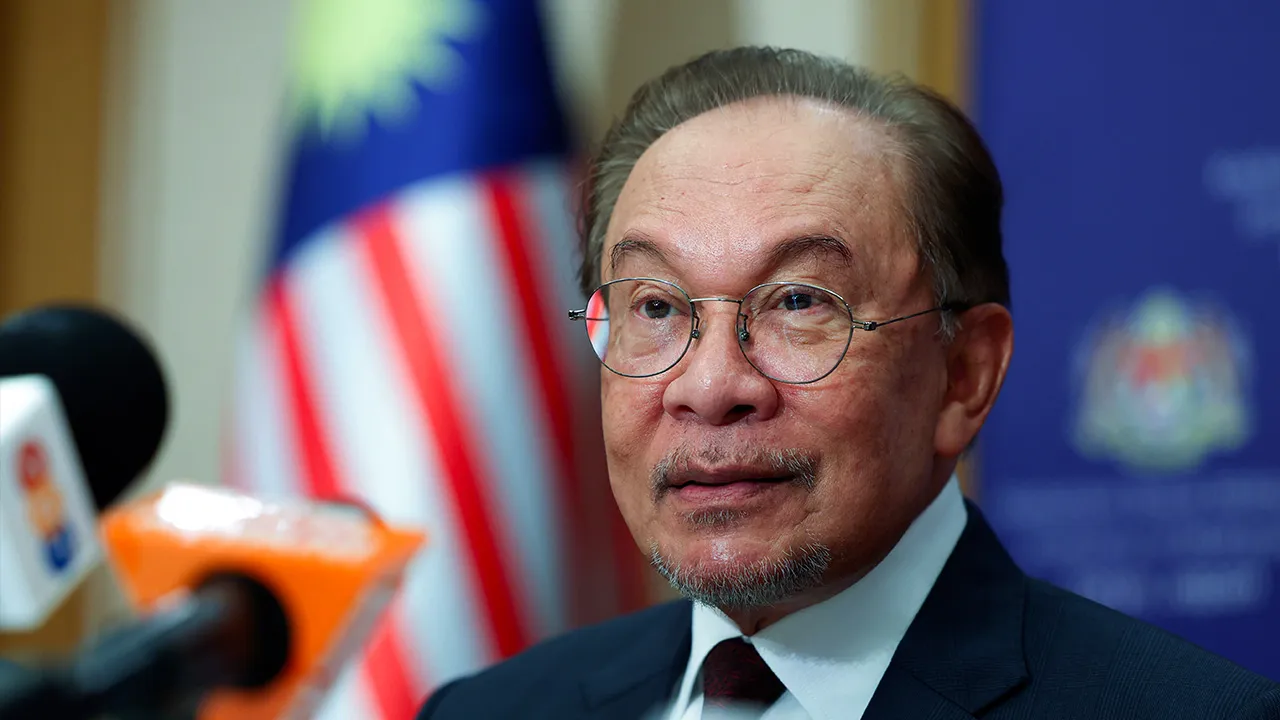 TOKYO, 10 Jun -- Perdana Menteri Datuk Seri Anwar Ibrahim ketika sidang media selepas lawatan rasmi tiga hari ke Jepun hari ini.  -- fotoBERNAMA (2026) HAK CIPTA TERPELIHARA  TOKYO, June 10 -- Prime Minister Datuk Seri Anwar Ibrahim during a press conference after concluding his three-day official visit to Japan here today.  -- fotoBERNAMA (2026) COPYRIGHT RESERVED