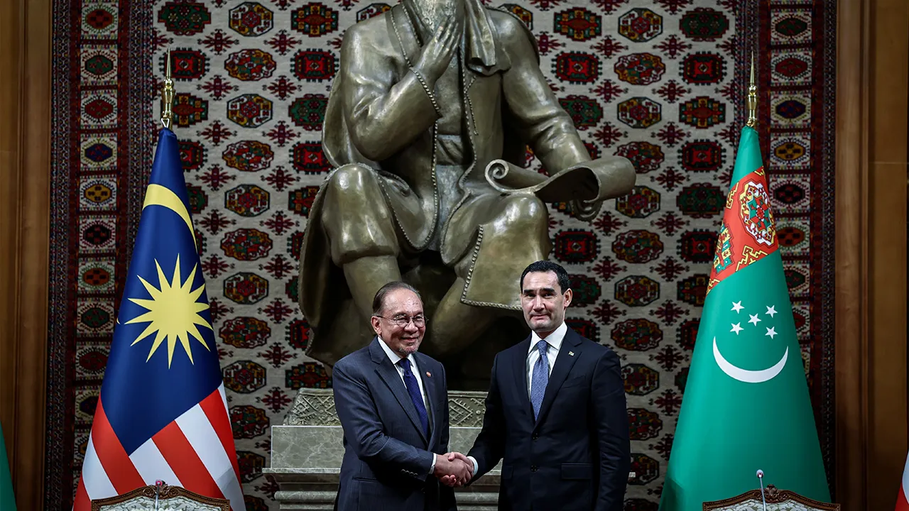 ASHGABAT (TURKMENISTAN), June 19 -- Prime Minister Datuk Seri Anwar Ibrahim (left) joins hands with Turkmenistan President Serdar Berdimuhamedov (right) at a joint press conference at the Presidential Palace here today.  --fotoBERNAMA (2026)