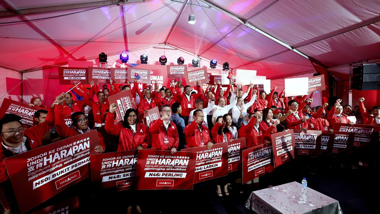 MUAR, 22 Jun -- Perdana Menteri, Datuk Seri Anwar Ibrahim (tengah) merangkap Pengerusi Paakatan Harapan (PH) bergambar bersama calon-calon PH pada Majlis Pengumuman Calon PH sempena Pilihan Raya Negeri (PRN) Johor Ke-16 di Padang Bukit Gambir Extreme Park, malam ini.  Turut hadir Timbalan Pengerusi PH Datuk Seri Mohamad Sabu merangkap Presiden Parti Amanah Negara (AMANAH) dan Timbalan Pengerusi PH Anthony Loke merangkap Setiausaha Agung DAP.  --fotoBERNAMA (2026) HAK CIPTA TERPELIHARA