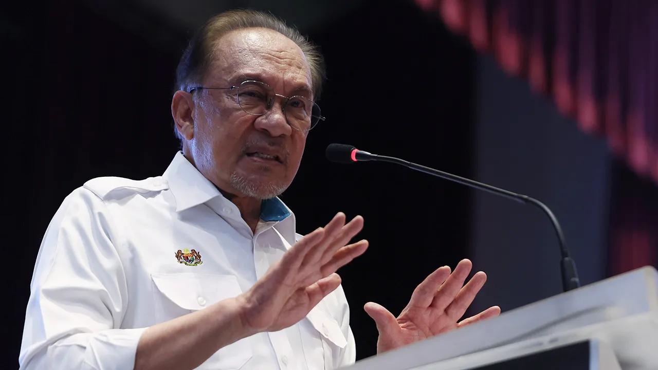 ALOR GAJAH, 24 Jun -- Perdana Menteri Datuk Seri Anwar Ibrahim menyampaikan ucapan pada Sesi Santai Mesra Perdana Menteri dan Ketua Setiausaha Negara Dengan Warga Perkhidmatan Awam Zon Selatan di Dewan Pusat Kecemerlangan Kejuruteraan dan Teknologi JKR (CREaTE) Melaka, hari ini.  —fotoBERNAMA (2026) HAK CIPTA TERPELIHARA