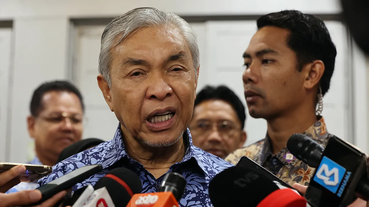 PUTRAJAYA, 4 Jun -- Timbalan Perdana Menteri merangkap Menteri Kemajuan Desa dan Wilayah Datuk Seri Dr Ahmad Zahid Hamidi ketika ditemui media pada Perhimpunan Bulanan Kementerian Kemajuan Desa dan Wilayah (KKDW) bagi Bulan Jun 2026 di kementeriannya hari ini.  --fotoBERNAMA (2026) HAK CIPTA TERPELIHARA