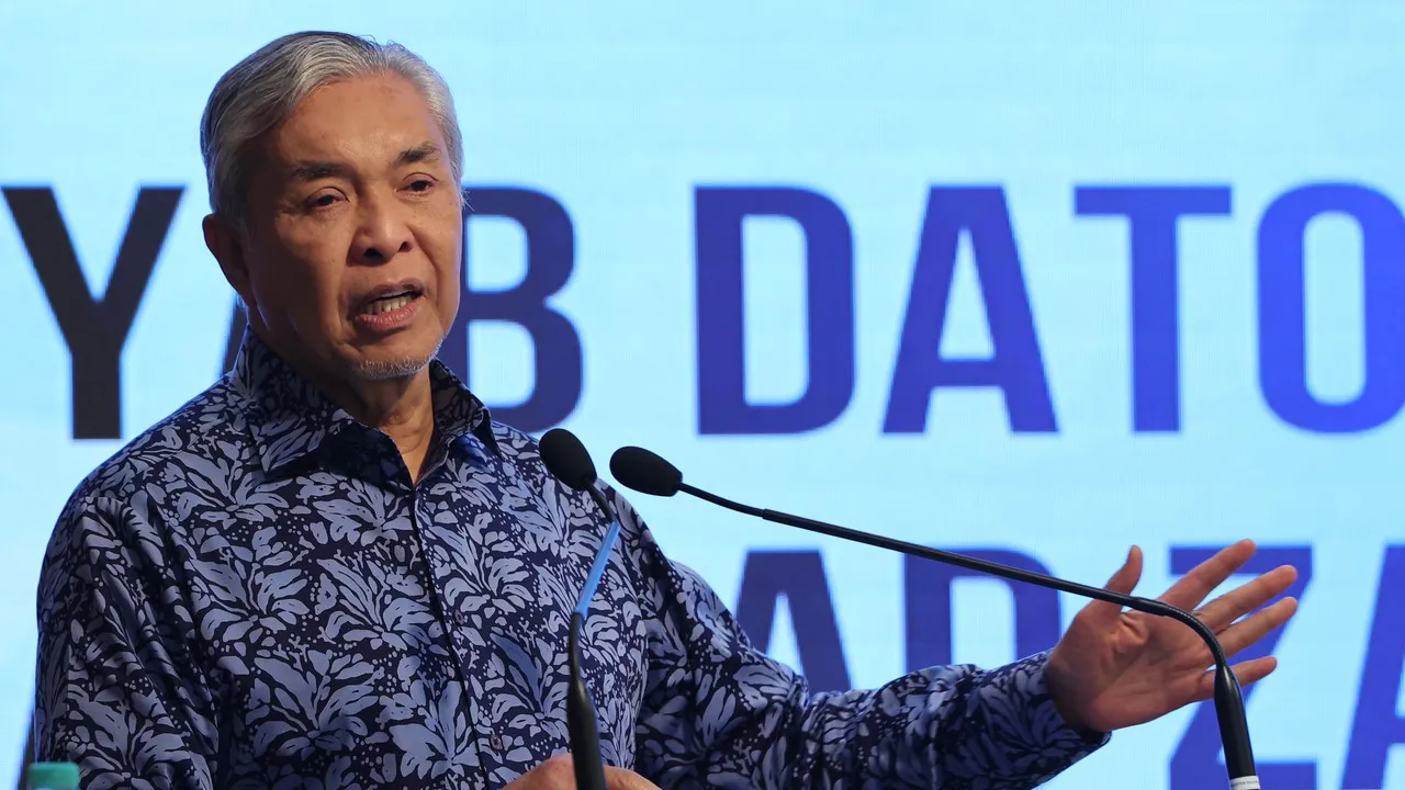 PUTRAJAYA, 4 Jun -- Timbalan Perdana Menteri Datuk Seri Dr Ahmad Zahid Hamidi berucap pada Majlis Kerjasama Strategik Antara Kementerian Pengangkutan dan Kementerian Pertahanan berkaitan Pendidikan & Latihan Teknikal & Vokasional (TVET) di Bangunan Perdana Putra hari ini.  --fotoBERNAMA (2026) HAK CIPTA TERPELIHARA