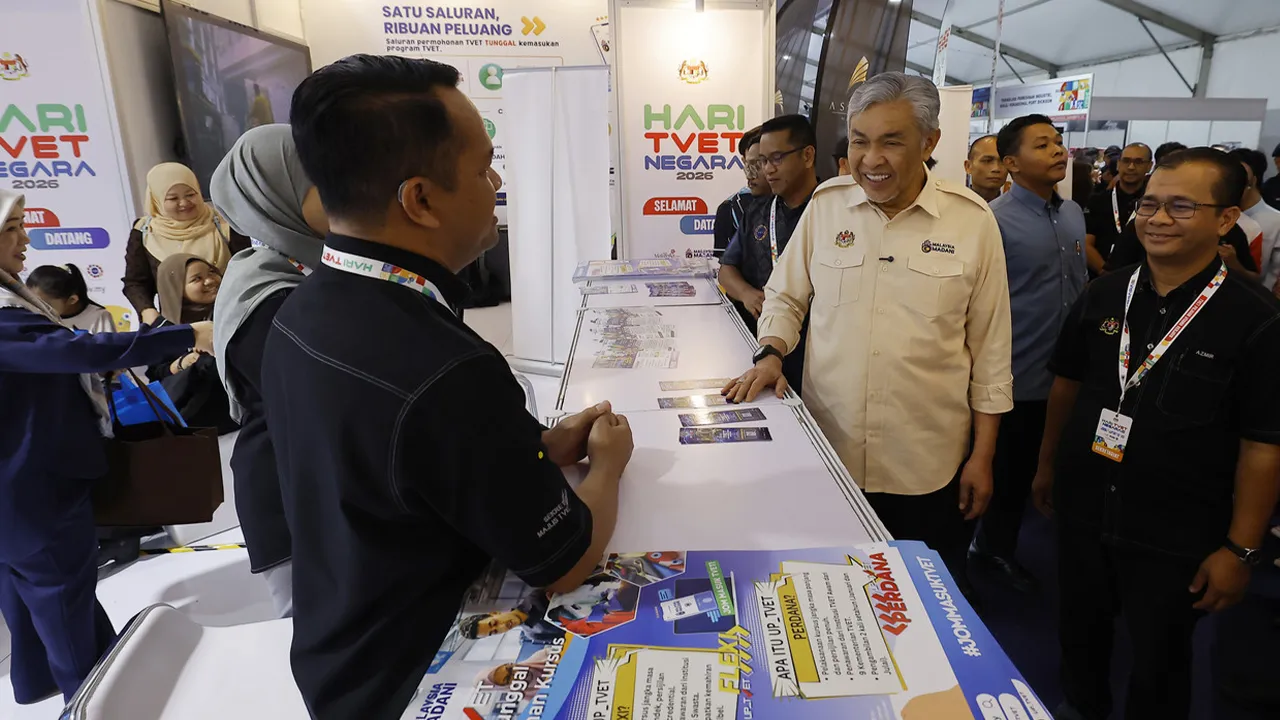 PUTRAJAYA, 5 Jun -- Timbalan Perdana Menteri Datuk Seri Dr Ahmad Zahid Hamidi mengadakan tinjauan mesra di Karnival Hari TVET Negara 2026 di perkarangan Dataran Putrajaya hari ini.  --fotoBERNAMA (2026) HAK CIPTA TERPELIHARA