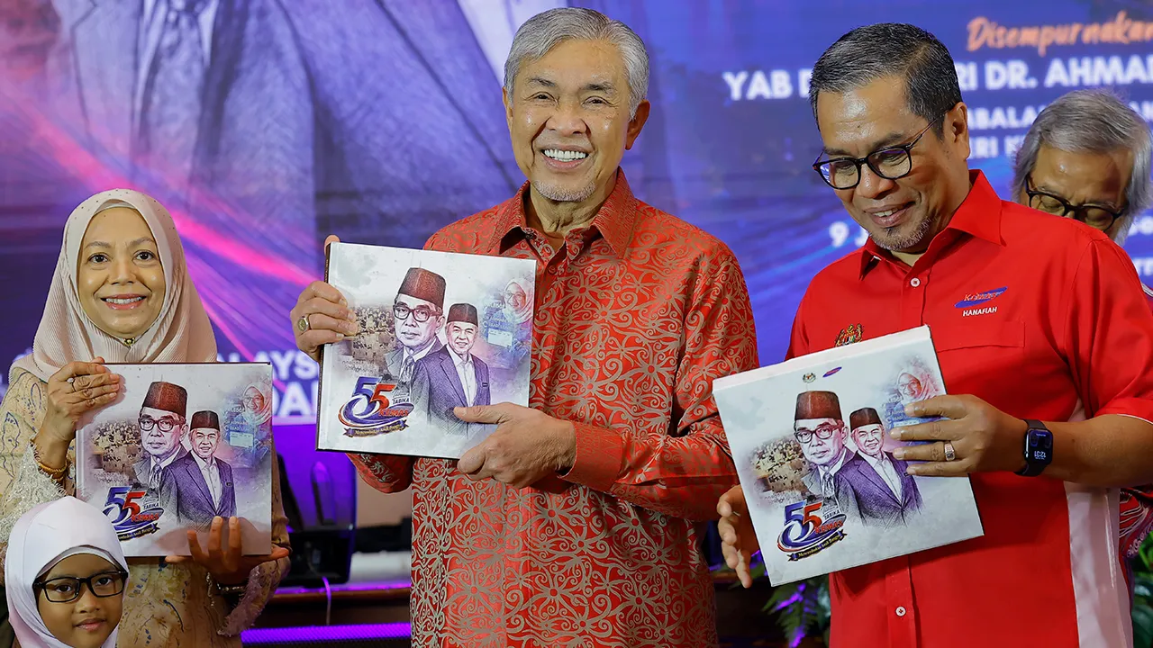 PUTRAJAYA, 9 Jun -- Timbalan Perdana Menteri Datuk Seri Dr Ahmad Zahid Hamidi (tengah) menunjukkan buku coffee table bertajuk 55 Tahun TABIKA KEMAS yang dilancarkan pada Sambutan Hari Pendidik Peringkat KEMAS hari ini.  Turut sama Ketua Setiausaha Kementerian Kemajuan Desa dan Wilayah Datuk Seri Suriani Ahmad (kiri) dan Ketua Pengarah KEMAS Datuk Mohd Hanafiah Man (kanan).  --fotoBERNAMA (2026) HAK CIPTA TERPELIHARA