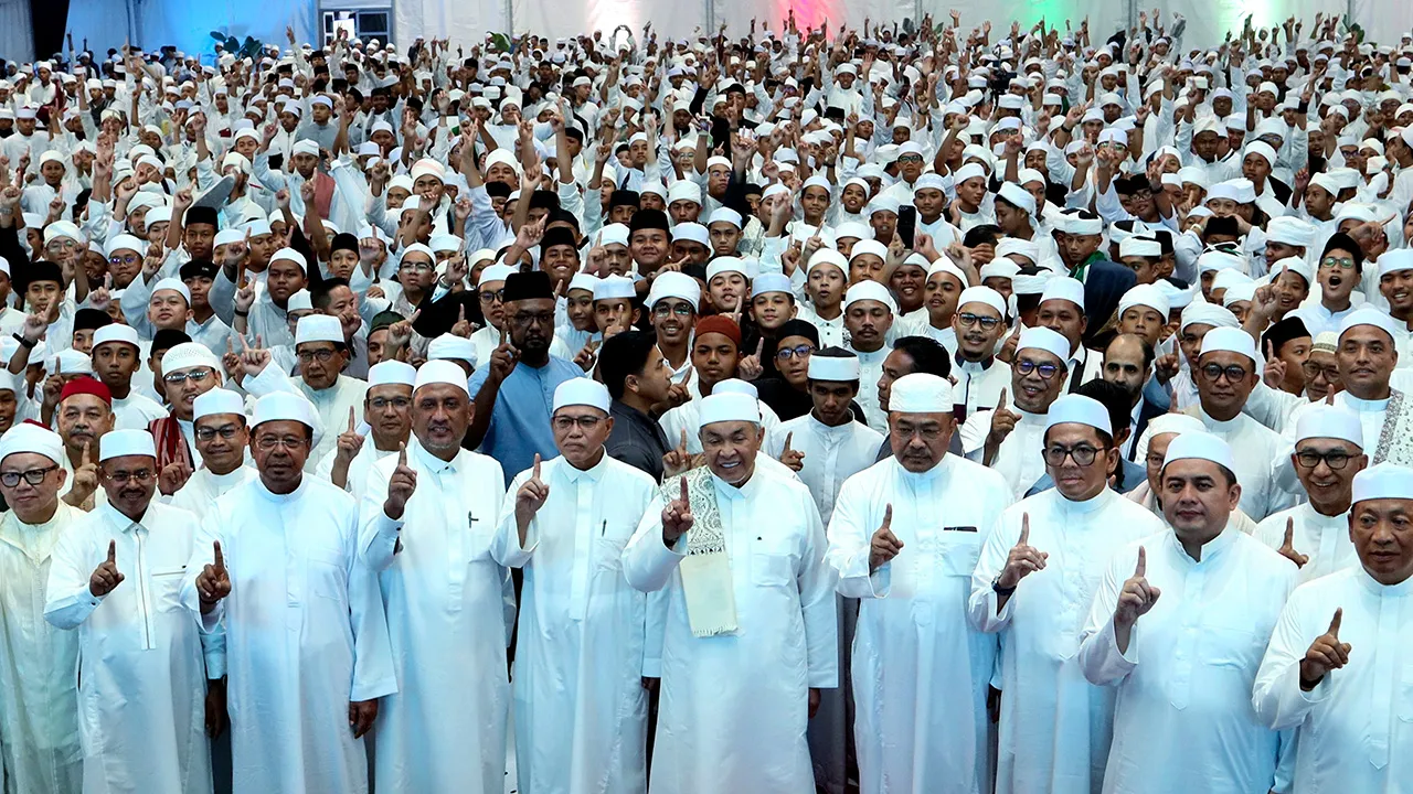 KUANTAN, 18 Jun -- Timbalan Perdana Menteri Datuk Seri Dr Ahmad Zahid Hamidi (lima, kanan) dan Menteri Besar Pahang Datuk Seri Wan Rosdy Wan Ismail (enam, kanan) bergambar bersama hadirin pada Majlis Himpunan Huffaz Negeri Pahang Tahun 2026 di pekarangan Rumah Pahang Kompleks Yayasan Pahang malam ini.  --fotoBERNAMA (2026) HAK CIPTA TERPELIHARA