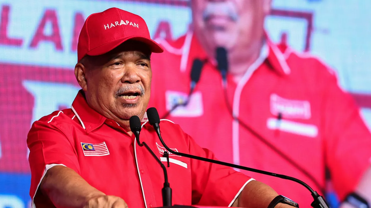 BATU PAHAT, 6 Jun -- Presiden Amanah, Datuk Seri Mohamad Sabu berucap pada Pelancaran Jentera Pilihan Raya Harapan Johor bagi Pilihan Raya Negeri (PRN) Johor ke 16, di Kim’s Park Business Centre hari ini.  --fotoBERNAMA (2026) HAK CIPTA TERPELIHARA