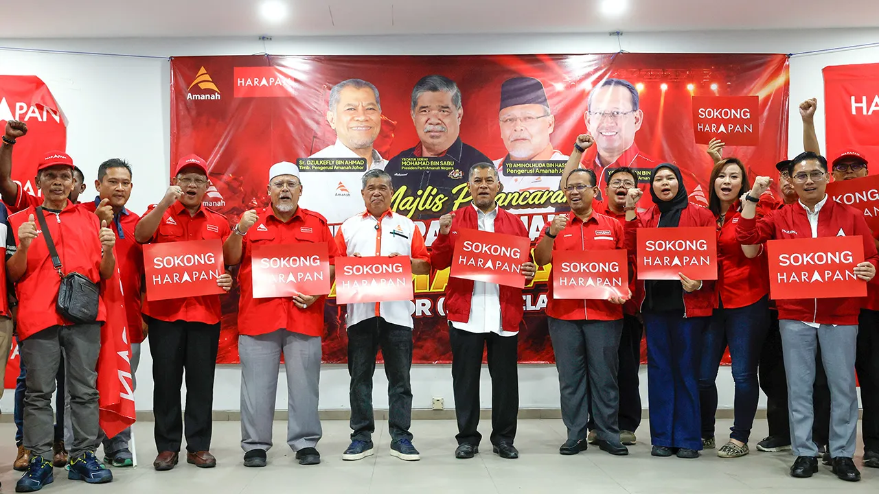 JOHOR BAHRU, 19 Jun -- Presiden Parti Amanah Negara (AMANAH) Datuk Seri Mohamad Sabu (tengah) hadir pada majlis pelancaran jentera Pilihan Raya AMANAH Johor (Zon Selatan) malam ini.  Turut hadir Pengerusi Parti AMANAH Johor Aminolhuda Hassan (empat, kiri).  --fotoBERNAMA (2026) HAK CIPTA TERPELIHARA
