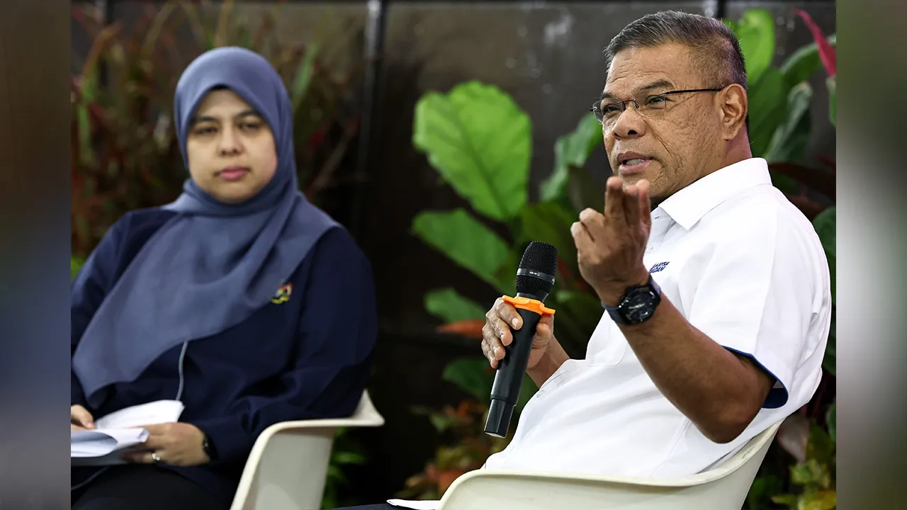 JOHOR BAHRU, 13 Jun -- Menteri Dalam Negeri Datuk Seri Saifuddin Nasution Ismail (kanan), bercakap dalam Program Townhall bersama Menteri Dalam Negeri bersama NGO MADANI Peringkat Negeri Johor 2026 yang dikendalikan Pengarah Jabatan Pendaftaran Pertubuhan Malaysia Negeri Johor, Maisara Ashran Mustafa (kiri), di Dewan Cahaya TNB Kempas hari ini.  --fotoBERNAMA (2026) HAK CIPTA TERPELIHARA