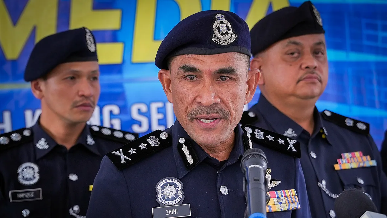 KLANG, 5 Mei -- Timbalan Ketua Polis Selangor DCP Mohd Zaini Abu Hassan (tengah) ketika sidang media di Ibu Pejabat Polis Daerah Klang Selatan hari ini.  Polis berjaya menumpaskan ‘Geng Along Jep’ yang dipercayai terlibat dalam kegiatan mencuri kenderaan lama dengan penahanan empat lelaki warga tempatan dalam beberapa serbuan Op Lejang di sekitar Klang Selatan antara 10 hingga 30 April lepas.  - - fotoBERNAMA (2025) HAK CIPTA TERPELIHARA