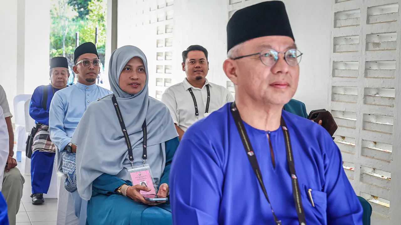 KOTA TINGGI, 27 Jun -- Kerusi Dewan Undangan Negeri (DUN) Pasir Raja menyaksikan pertandingan tiga penjuru di antara Barisan Nasional (BN), Pakatan Harapan (PH) dan Perikatan Nasional.  BN diwakili bekas Menteri Kesihatan Datuk Seri Dr Adham Baba (kanan), Mohd Fakharuddin Moslim (dua, kiri) mewakili PH dan guru sekolah swasta, Yuhanita Yunan (dua, kanan) (PN).  --fotoBERNAMA (2026) HAK CIPTA TERPELIHARA