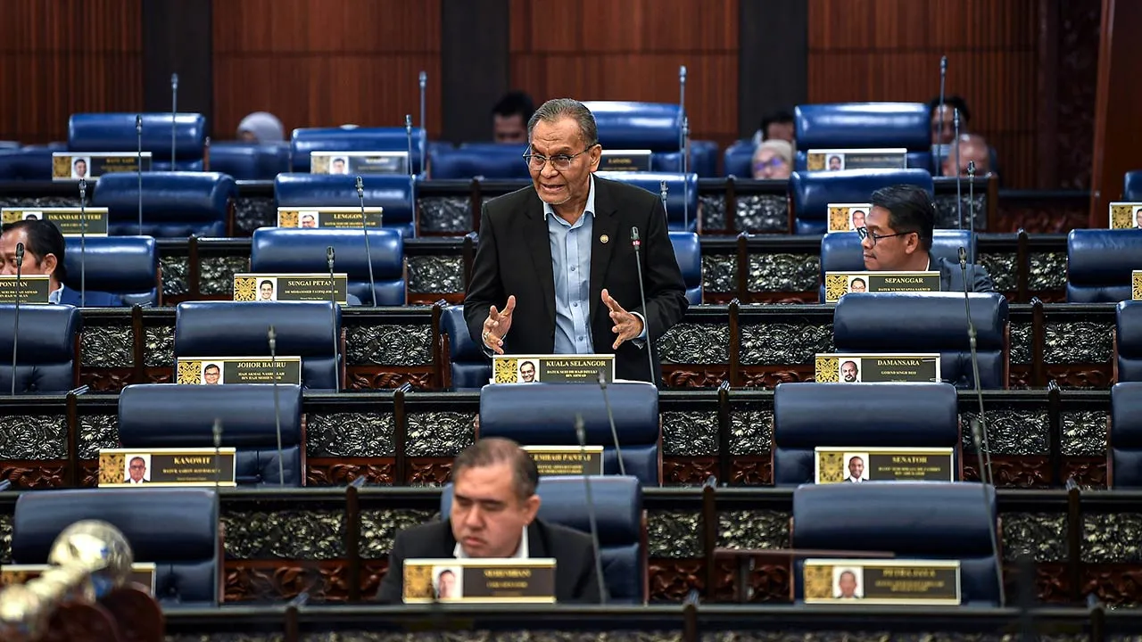 KUALA LUMPUR, 23 Jun -- Menteri Kesihatan Datuk Seri Dr Dzulkefly Ahmad ketika sesi Waktu Pertanyaan-Pertanyaan Menteri pada Mesyuarat Kedua, Penggal Kelima, Parlimen Ke-15 Dewan Rakyat di Bangunan Parlimen hari ini.