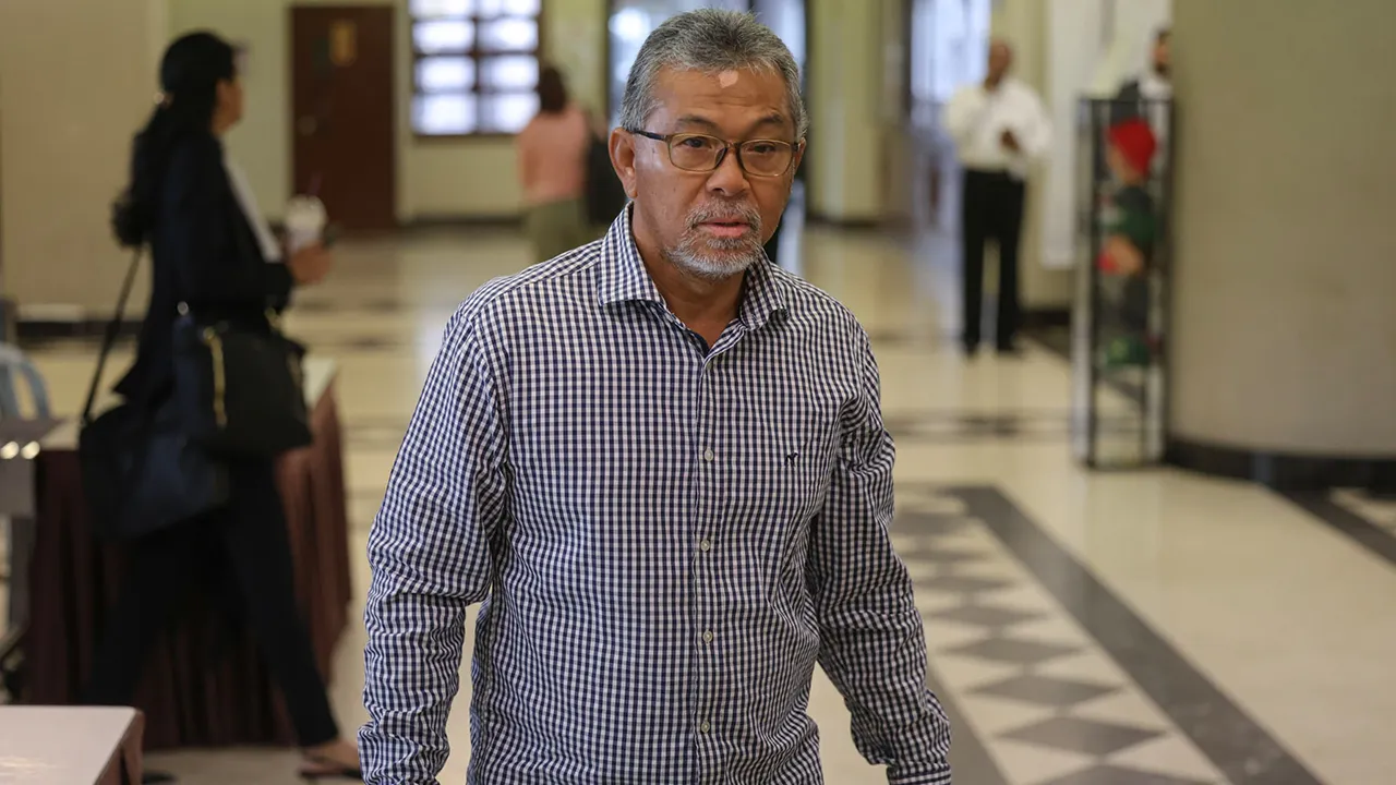 Kuala Lumpur , 19 Jun 2026. bekas Menteri Besar Perlis, Datuk Seri Azlan Man hadir ke Mahkamah Sesyen Kuala Lumpur bagi menghadiri perbicaraan lima kes tuntuan palsu berjumlah lebih RM 1.18 juta.Astro AWANI / SHAHIR OMAR