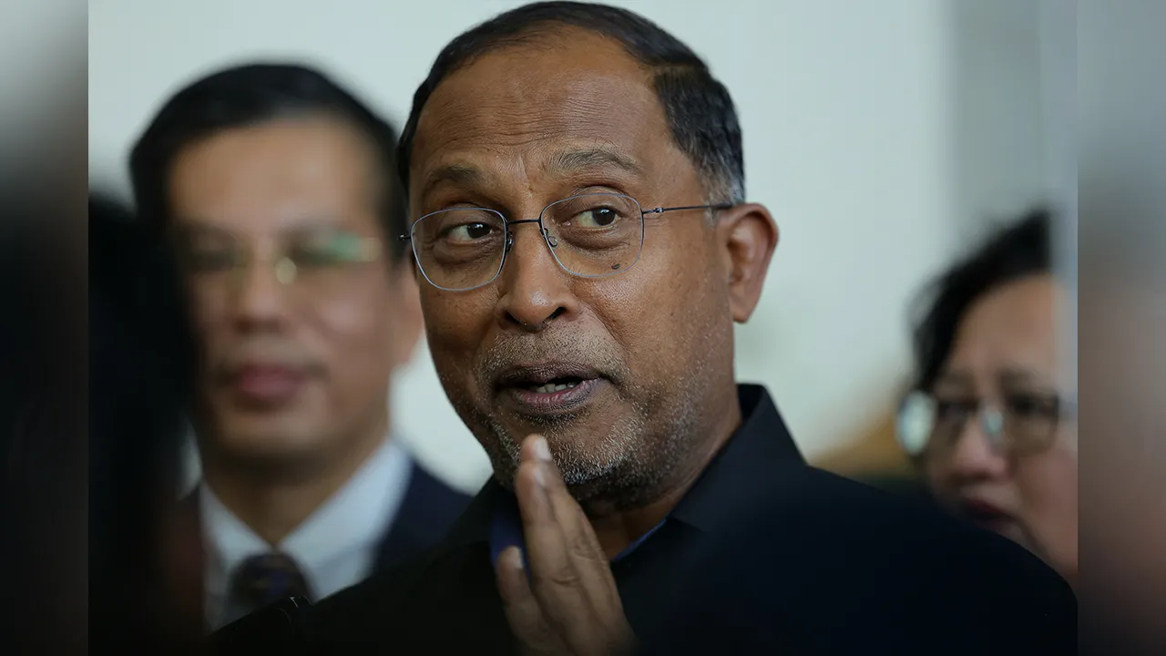 SAMARAHAN, 9 Jun -- Menteri Pendidikan Tinggi Datuk Seri Dr Zambry Abd Kadir bercakap kepada pemberita selepas peluncuran Program MySISWA@JoC Universiti Awam Malaysia sempena Bulan Kerjaya Nasional 2026 di Universiti Malaysia Sarawak (UNIMAS), hari ini.  --fotoBERNAMA (2026) HAKCIPTA TERPELIHARA
