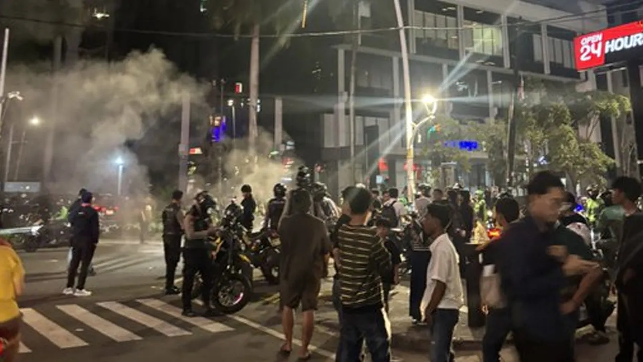 JUST IN: A demonstration rejecting the fuel price hike is taking place in Cikini, Jakarta. 