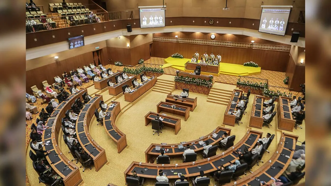 KANGAR, 3 Jun -- Raja Perlis Tuanku Syed Sirajuddin Putra Jamalullail berkenan menyampaikan titah Diraja pada Perasmian Penggal Persidangan Keempat Dewan Undangan Negeri (DUN) Perlis Ke-15 di Kompleks Seri Putra hari ini.  Berangkat sama Raja Perempuan Perlis Tuanku Tengku Fauziah Tengku Abdul Rashid, Raja Muda Perlis Tuanku Syed Faizuddin Putra Jamalullail dan Raja Puan Muda Perlis Tuanku Dr Hajah Lailatul Shahreen Akashah Khalil.  -- fotoBERNAMA (2026) HAK CIPTA TERPELIHARA