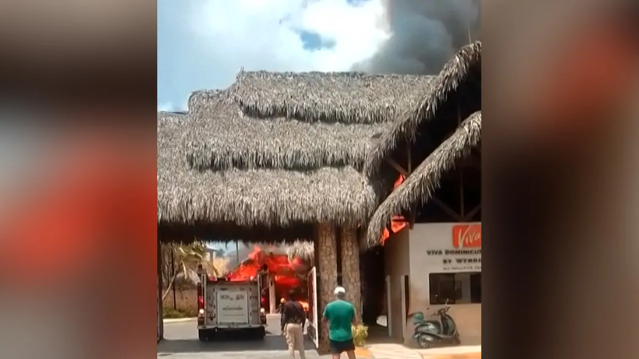 Video shows fire breaking out at a resort in the Dominican Republic. Video credit: @Junito Mieses