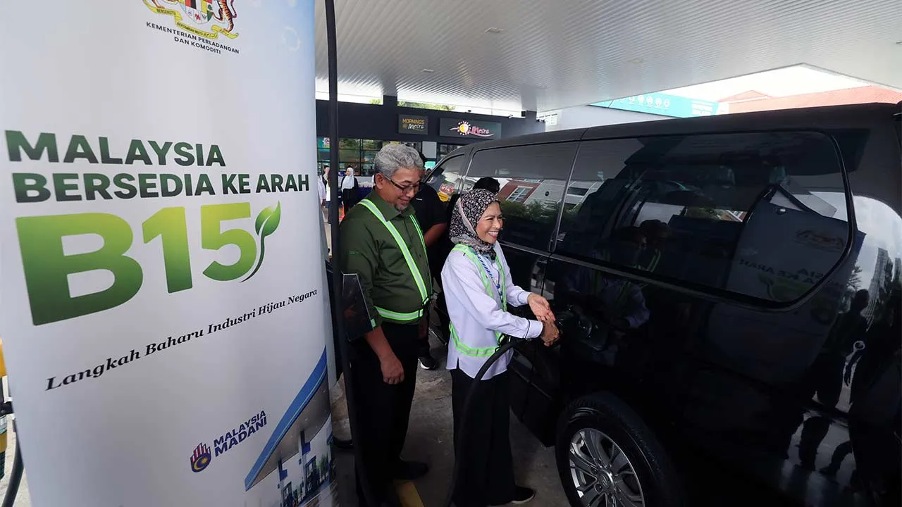 PUCHONG, 3 Jun -- Menteri Perladangan dan Komoditi Datuk Seri Dr Noraini Ahmad (kanan) ketika melakukan simbolik penggunaan minyak biodiesel B15 di Stesen Petronas Presint 16 hari ini.  Turut kelihatan Ketua Setiausaha Kementerian Perladangan dan Komoditi Datuk Yusran Shah Mohd Yusof.   --fotoBERNAMA (2026) HAK CIPTA TERPELIHARA