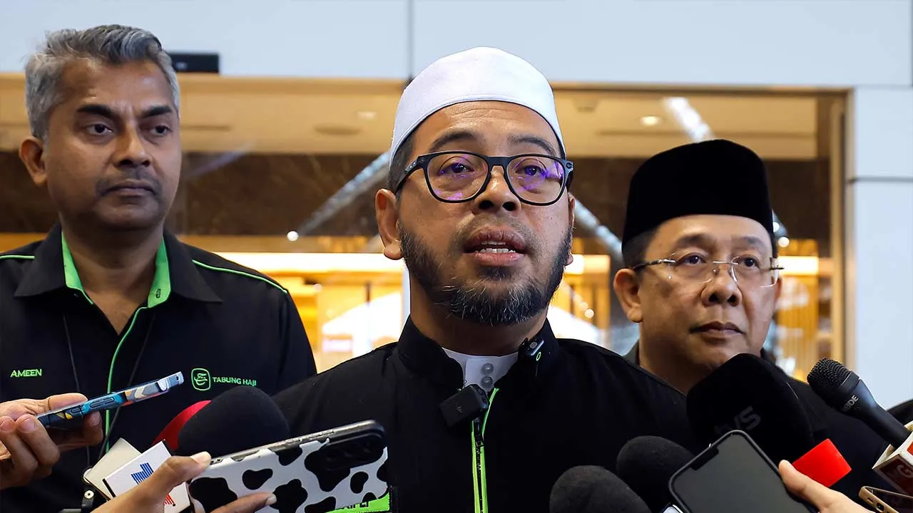 SEPANG, 1 Jun -- Menteri di Jabatan Perdana Menteri (Hal Ehwal Agama) Dr Zulkifli Hasan ketika bertemu pengamal media sebaik tiba dari menunaikan ibadah haji ketika ditemui di Lapangan Terbang Antarabangsa Kuala Lumpur (KLIA) Terminal 1 hari ini.  --fotoBERNAMA (2026) HAK CIPTA TERPELIHARA