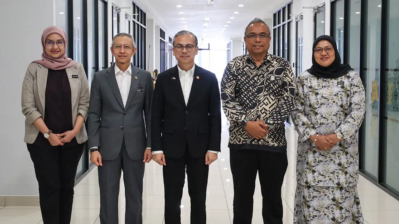 https://www.facebook.com/Fahmi.Fadzil.1/posts/pfbid0Hux7BU9cjd1gswiCm384qhU3dVU9EdU73kW635cWi2FqGnsUQu3AifETNRTRaeSQl