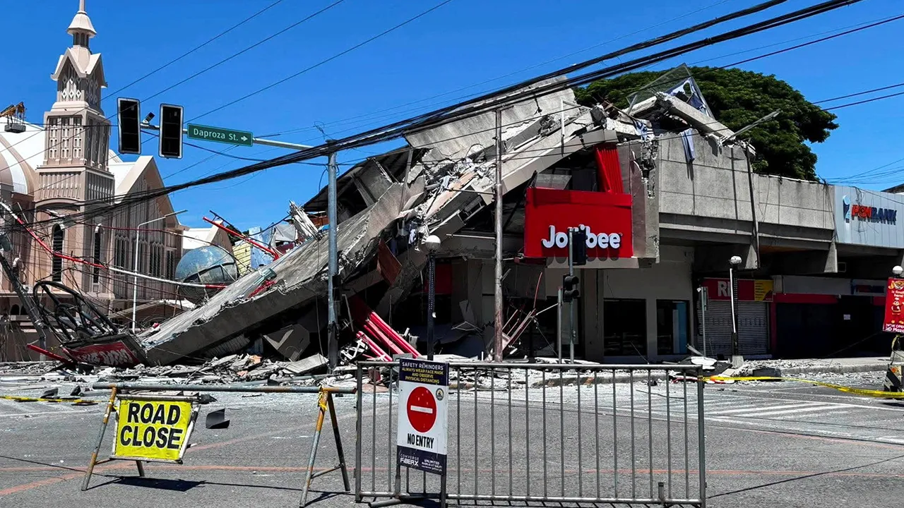 A road is blocked near the collapsed building after a magnitude 7.8 quake in General Santos, Philippines, June 8, 2026. Picture taken with a mobile phone. REUTERS/Edwin Espejo