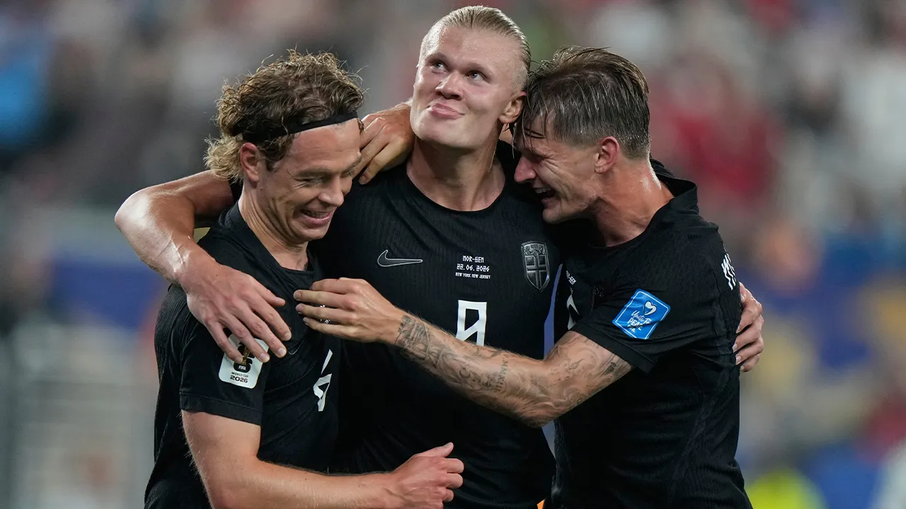Norway's Erling Haaland (9) celebrates Norway's Patrick Berg, left, and David Moeller Wolfe, right after scoring their third goal during the World Cup Group I soccer match between Norway and Senegal in East Rutherford, N.J., near New York, Monday, June 22, 2026. (AP Photo/Steve Luciano)