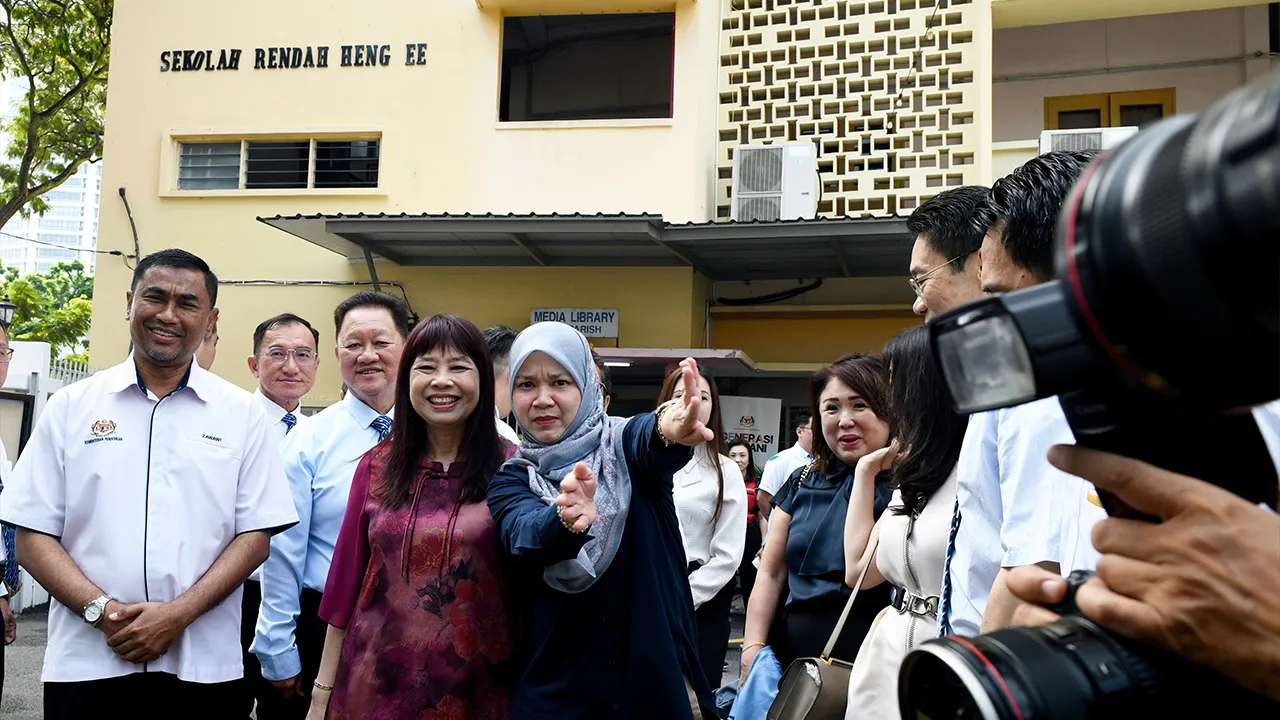 GEORGE TOWN, 13 Jun -- Menteri Pendidikan Fadhlina Sidek melawat bangunan lama Sekolah Rendah Heng Ee di Jalan Macalister di sini semasa hadir pada majlis penyerahan surat kelulusan pembinaan bangunan baharu SJKC Heng Ee di Bayan Lepas i hari ini._BERNAMA