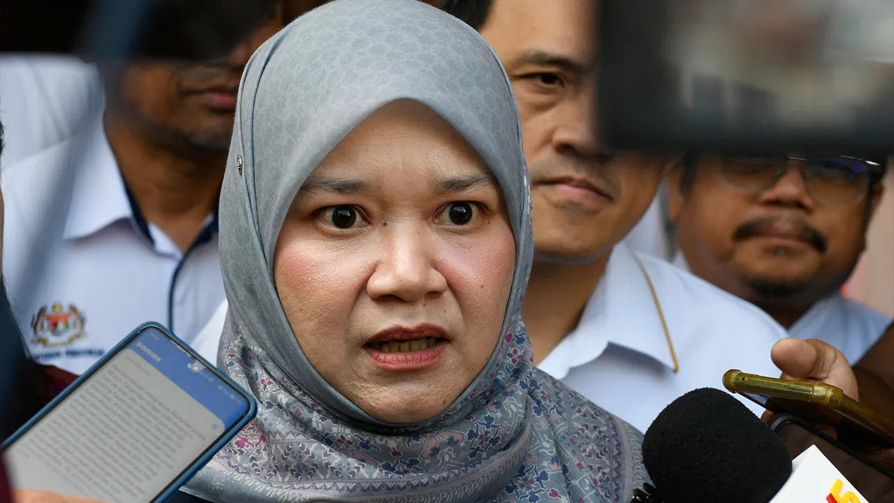 GEORGE TOWN, 13 Jun -- Menteri Pendidikan Fadhlina Sidek menjawab soalan pemberita pada majlis penyerahan surat kelulusan pembinaan bangunan baharu SJKC Heng Ee di Bayan Lepas hari ini._BERNAMA
