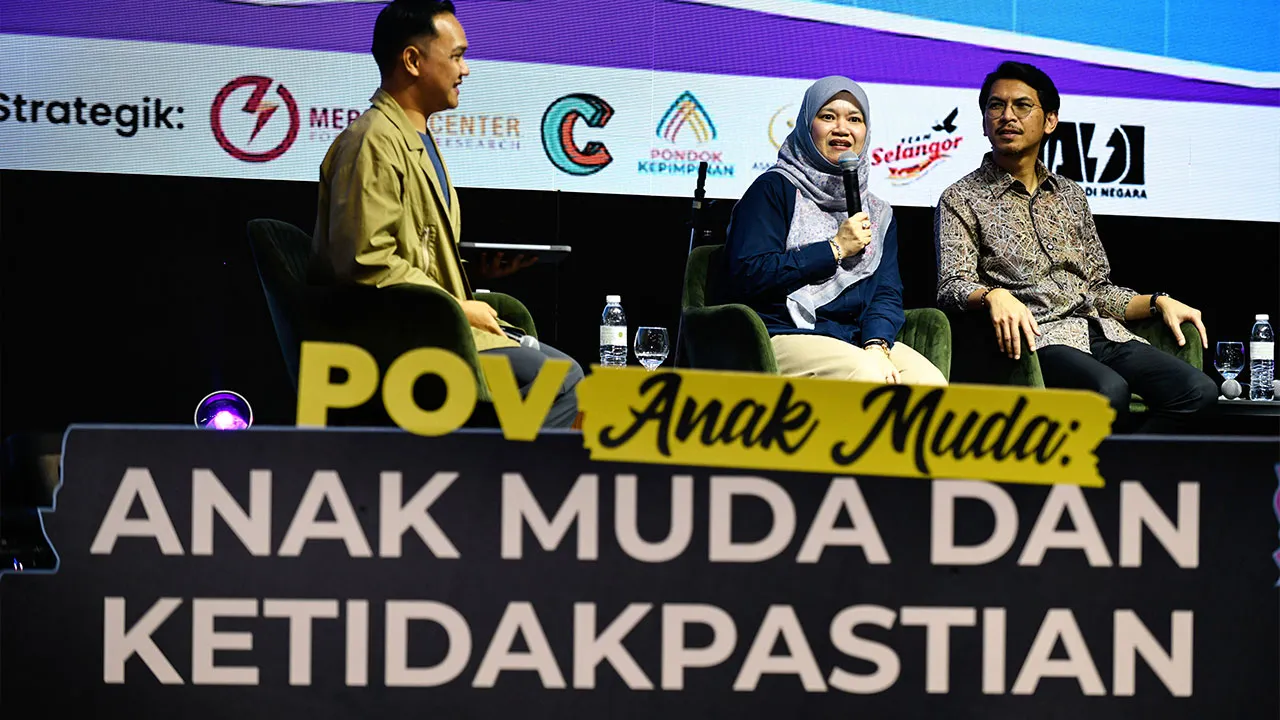 BUTTERWORTH, 13 Jun -- Menteri Pendidikan Fadhlina Sidek (tengah) berdialog dengan pelajar-pelajar pada program POV Anak Muda: Anak Muda dan Ketidakpastian Realiti Siri 2 Zon Utara di Pusat Konvensyen PICCA @ Arena Butterworth di sini hari ini.  Turut sama Ketua Angkatan Muda Keadilan (AMK) yang juga Setiausaha Politik kepada Menteri Kewangan Mohd Kamil Munim (kanan).  --fotoBERNAMA (2026) HAK CIPTA TERPELIHARA